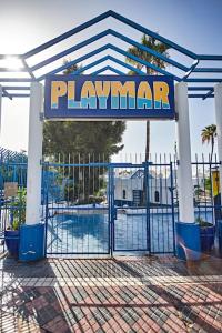 una señal para un patio de juegos con piscina en Playmar Entire Bungalow Newly Renovated with Ultra Fast Wi-Fi - Pictures coming soon, en Maspalomas