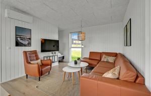 - un salon avec un canapé, une table et des chaises dans l'établissement Beautiful Home In Lgstrup With Kitchen, à Løgstrup