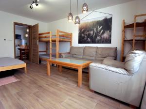 Apartmány Pekárna في ستاريه ميستو: غرفة معيشة مع أريكة وأسرّة بطابقين