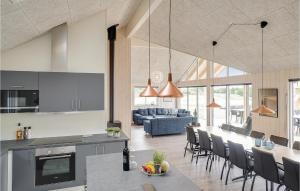 VejbyにあるAwesome Home In Vejby With Sauna, Wifi And Indoor Swimming Poolのキッチン、リビングルーム(テーブル、椅子付)