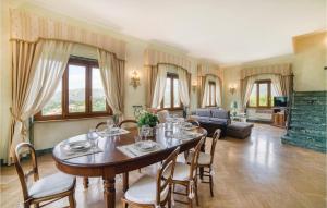 un grand salon avec une table et des chaises dans l'établissement Amazing Home In Camaiore lu With Wifi, à Camaiore