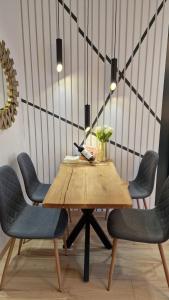 - une table à manger avec 2 chaises dans l'établissement FS Apartments Varna - Beautiful apartment in the center of Varna, à Varna