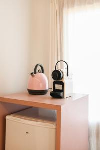 a table with a tea kettle and a toaster on it at Casa Maui in Banyoles