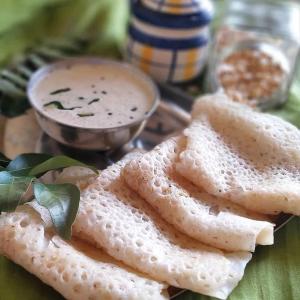 um prato de comida com pão e uma tigela de molho em Aamantran Residency em Dapoli