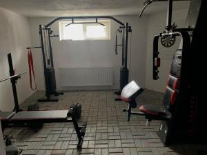 Fitness centrum a/nebo fitness zařízení v ubytování Casa Muntelui Râșnov