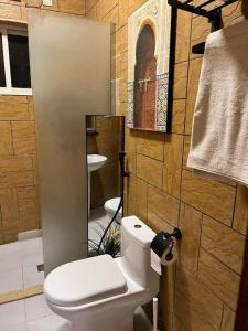 W łazience znajduje się biała toaleta i lustro. w obiekcie Delta w mieście Dżudda