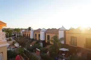 Vista ariale di una fila di case in una città di Casa Juana, Adeje ad Adeje