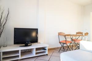 Casa Juana, Adeje في أديخي: غرفة معيشة مع تلفزيون في منصة تلفزيونية