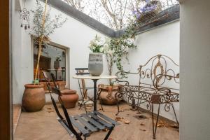 波隆那的住宿－Al Platano Orientale，庭院配有桌椅和植物