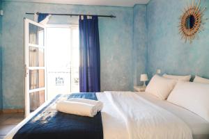 una camera da letto con un grande letto bianco con una finestra di Casa Juana, Adeje ad Adeje