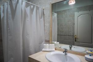 un bagno con lavandino e doccia con specchio di Casa Juana, Adeje ad Adeje Altre 13 foto