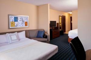 une chambre d'hôtel avec un lit et un canapé dans l'établissement Fairfield Inn by Marriott Kalamazoo West, à Kalamazoo