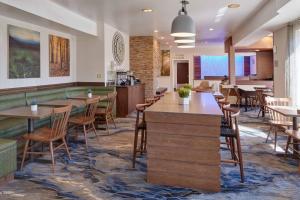 - un restaurant avec des tables et des chaises dans une salle dans l'établissement Fairfield Inn by Marriott Kalamazoo West, à Kalamazoo