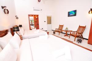 Letto o letti in una camera di Sachinro Hotel Mirissa