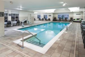 ein großer Pool in einem Hotelzimmer in der Unterkunft Residence Inn by Marriott Franklin Cool Springs in Franklin