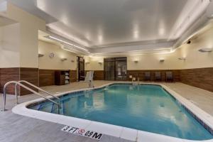 Fairfield Inn & Suites by Marriott Asheville Weaverville في Weaverville: مسبح داخلي كبير في غرفة الفندق