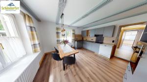 - une cuisine avec une table et des chaises dans la chambre dans l'établissement Apartment Brigitte Schöndorfer, à Strobl