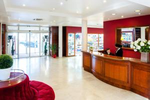 une femme assise au bar d'un restaurant dans l'établissement Hôtel Saint Sauveur, à Lourdes