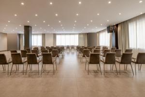um quarto grande com cadeiras e um pódio em AC Hotel Elda by Marriott em Elda