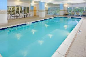 una gran piscina de agua azul en un edificio en Residence Inn Seattle Bellevue Downtown, en Bellevue