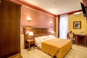 Postel nebo postele na pokoji v ubytování Aurelius Art Gallery Hotel