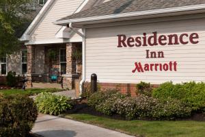 Una casa con un cartel en el costado. en Residence Inn Boston Marlborough, en Marlborough