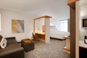 Habitación de hotel con cama, sofá y escritorio en SpringHill Suites Hartford Airport/Windsor Locks en Windsor Locks