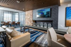 Il comprend un salon avec une cheminée et une télévision. dans l'établissement Fairfield Inn & Suites Las Vegas Northwest, à Las Vegas