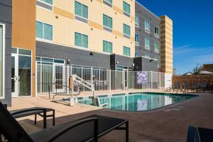 une piscine en face d'un bâtiment dans l'établissement Fairfield Inn & Suites Las Vegas Northwest, à Las Vegas