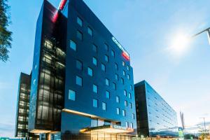 un edificio alto azul con un letrero. en Courtyard by Marriott Bogota Airport en Bogotá