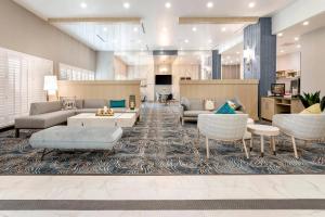 uma ampla sala de estar com sofás e cadeiras em TownePlace Suites Amarillo West/Medical Center em Amarillo