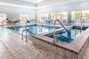 una piscina en una habitación de hotel con alfabetizador en TownePlace Suites Amarillo West/Medical Center, en Amarillo