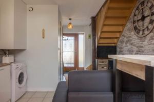 a kitchen with a counter and a sink and a stove at Appartement tout confort in Fay-aux-Loges
