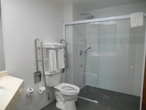 Koupelna v ubytování Hotel Diego de Almagro Chillan