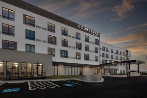 コンウェイにあるCourtyard by Marriott Conwayの建物の正面のレンダリング
