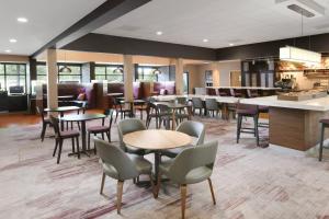 a restaurant with tables and chairs and a bar at Courtyard by Marriott Dallas DFW Airport North/Irving in Irving