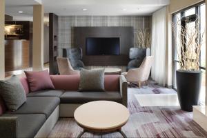 ein Wohnzimmer mit einem Sofa und einem Tisch in der Unterkunft Courtyard by Marriott Dallas DFW Airport North/Irving in Irving
