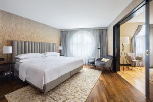 Voodi või voodid majutusasutuse Basel Marriott Hotel toas