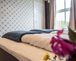 a bedroom with a large bed with a window at Villa Fregn in Ljørdal