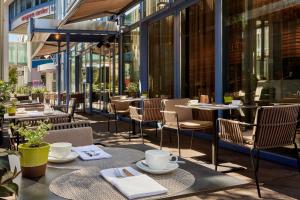 Restoran või mõni muu söögikoht majutusasutuses Basel Marriott Hotel