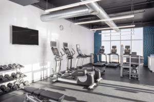 un gimnasio con varias cintas de correr y máquinas cardiovasculares en Aloft Oklahoma City Quail Springs, en Oklahoma City