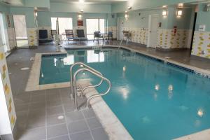 a large swimming pool in a hotel room at TownePlace Suites by Marriott Battle Creek in Battle Creek