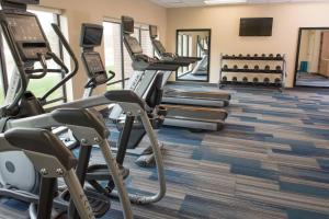 un gimnasio con cintas de correr y máquinas elípticas en TownePlace Suites by Marriott Battle Creek en Battle Creek