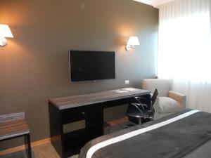 TV a/nebo společenská místnost v ubytování Hotel Diego de Almagro Chillan