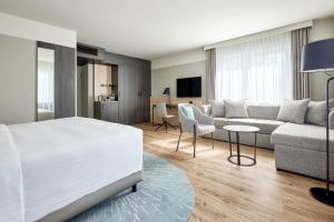 Voodi või voodid majutusasutuse Basel Marriott Hotel toas