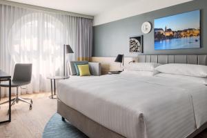 Voodi või voodid majutusasutuse Basel Marriott Hotel toas