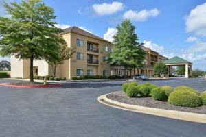 un parking en face d'un hôtel dans l'établissement Courtyard by Marriott Bentonville, à Bentonville