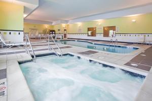 ein großer Pool mit Wasser in einem Hotelzimmer in der Unterkunft Fairfield Inn & Suites by Marriott Kearney in Kearney