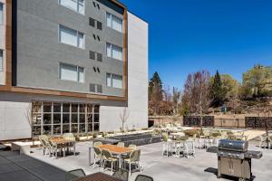 eine Terrasse mit Tischen und Stühlen vor einem Gebäude in der Unterkunft Element Bend in Bend