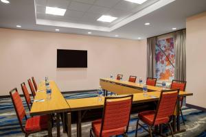 uma sala de conferências com uma mesa longa e cadeiras em Fairfield by Marriott Inn & Suites Harrisburg West/Mechanicsburg em Mechanicsburg